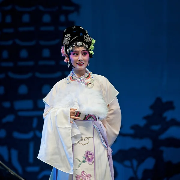 Jolie actrice d'opéra traditionnelle chinoise avec costume théâtral — Photo