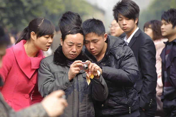 Un hombre mirando sus fotos recién tomadas — Foto de Stock