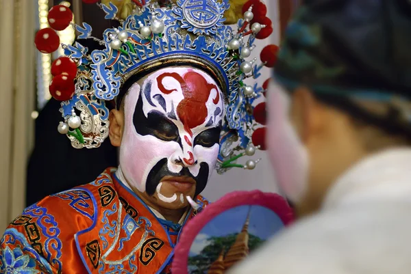 Chinesischer Opern-Schauspieler schminkt sich hinter der Bühne — Stockfoto