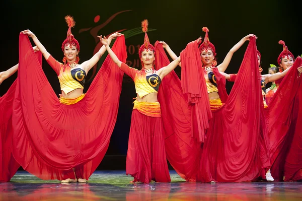 Meninas dançando nacionais chinesas bonitas — Fotografia de Stock