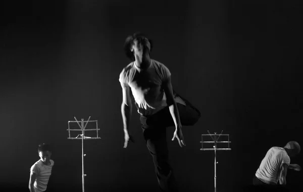 Skoki nowoczesne tancerz — Zdjęcie stockowe