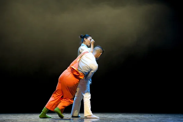 Chinese modern dancers — Stock Photo, Image