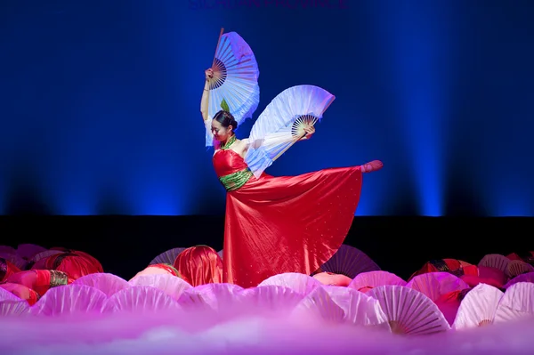 Pretty chinese national dancers — Stock Photo, Image