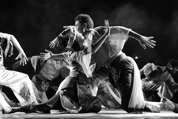 Kinesiska qiang etniska dansare — Stockfoto