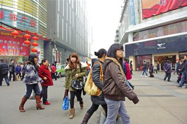 Yoğun bir yaya alışveriş caddesi ile kızlar pass