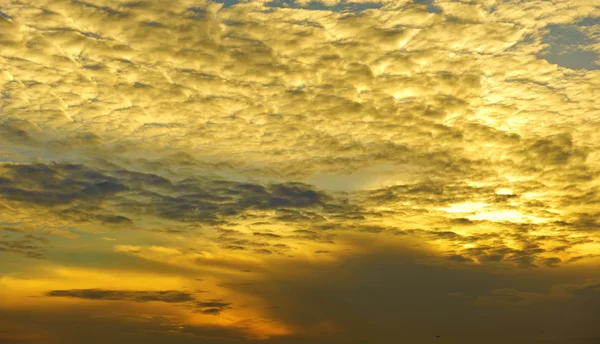 Gouden wolk laag en hemel — Stockfoto