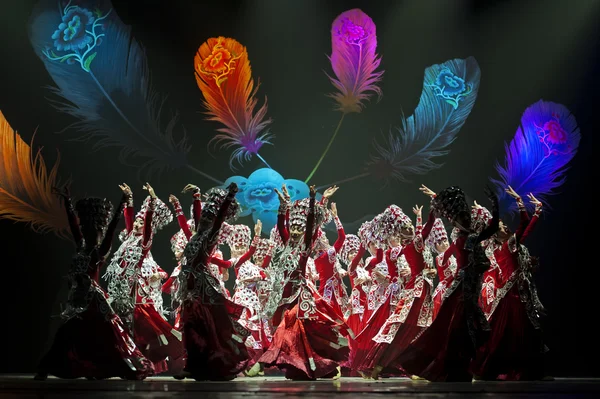 Chinese Yi national dancers — Stock Photo, Image