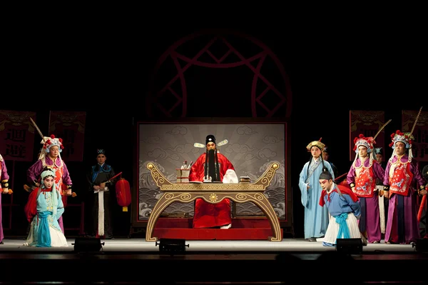 Atores de ópera tradicionais chineses se apresentam no palco — Fotografia de Stock