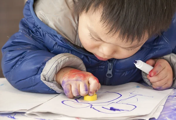 Ένα χαριτωμένο μωρό ζωγραφική σε πίνακα — Φωτογραφία Αρχείου