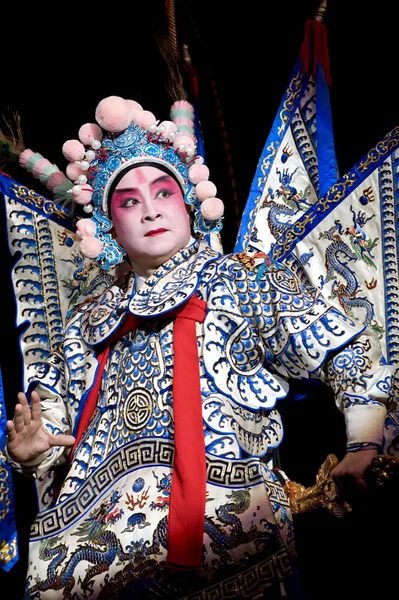 Chinesischer traditioneller Opernschauspieler mit theatralischem Kostüm — Stockfoto