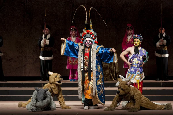 Atores de ópera tradicional chinesa com traje teatral — Fotografia de Stock