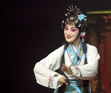güzel Çin opera oyuncusu gerçekleştirmek geleneksel kostüm ile sahnede.