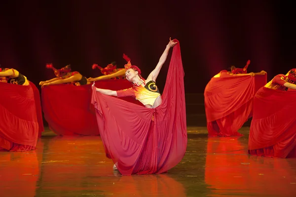 Pretty chinese national dancing girls — Stock Photo, Image