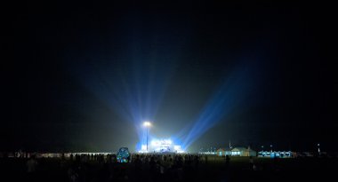 kalabalık ve muhteşem yıldırım ile canlı müzik konser