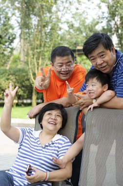 amcası ve teyzesi ile oynayan mutlu çocuk