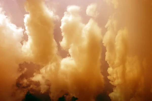 Camada de nuvens e céu ao pôr do sol — Fotografia de Stock