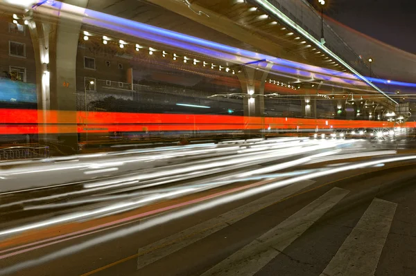 Tráfego de alta velocidade e trilhas de luz embaçada sob o viaduto — Fotografia de Stock