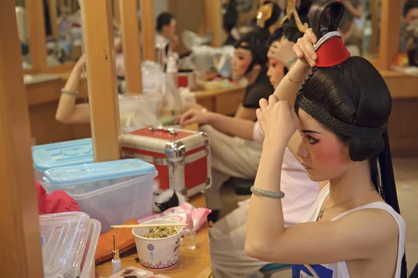 Actrice d'opéra chinoise peignant visage dans les coulisses — Photo