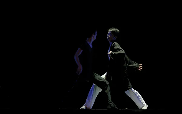 Дуэт современных танцоров — стоковое фото