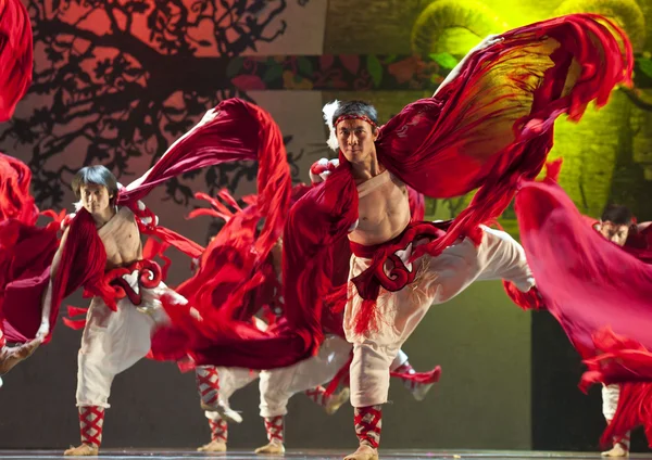 Chinese Qiang national dancers — Stock Photo, Image