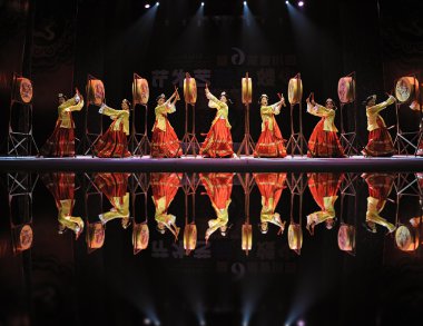 Kore etnik dansçılar