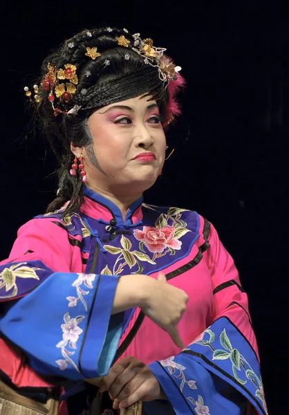 Acteur d'opéra traditionnel chinois avec costume théâtral — Photo