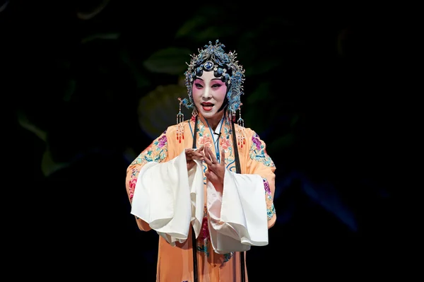 Pretty chinese traditional opera actress with theatrical costume — Stock Photo, Image