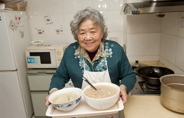 Vaření babička v kuchyni — Stock fotografie