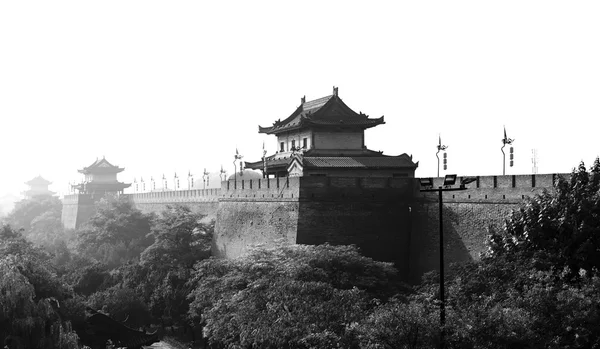 Rétro-éclairage chinois unique tour de porte de la ville à Xi'an, Chine — Photo