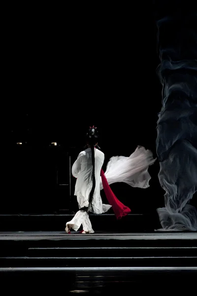 Ganska kinesiska traditionell opera skådespelare med teatraliska kostym — Stockfoto