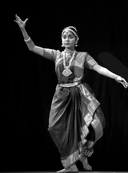 Indian Bharatanatyam dancer — Stock Photo, Image