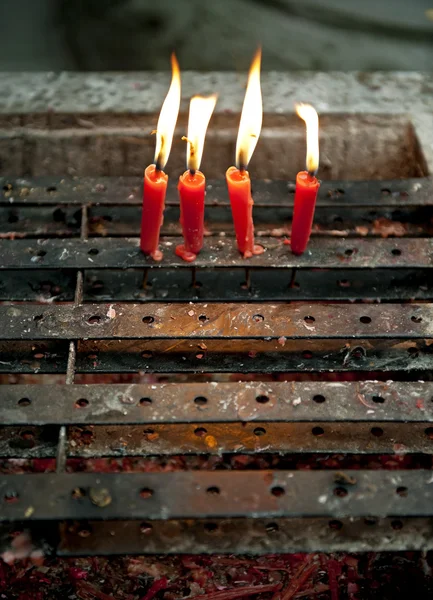 Bougie allumée sur un chandelier dans un temple — Photo