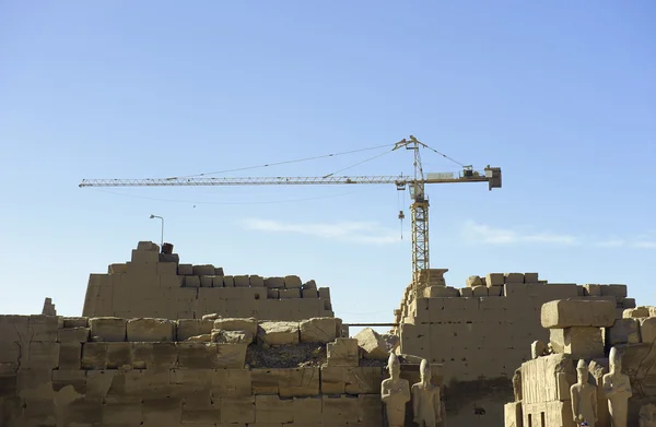 Tower crane in Luxor temple in Luxor,Egypt — Stock Photo, Image