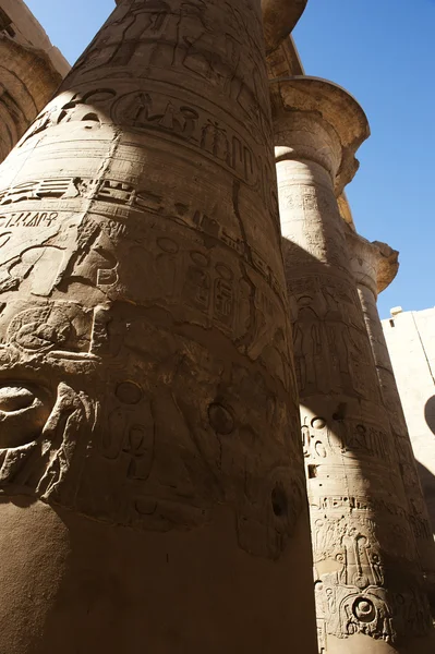 Grandes colunas do templo Karnak em Luxor, Egito — Fotografia de Stock