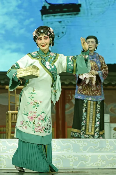 Hübsche traditionelle chinesische Opernsängerin mit theatralischem Kostüm — Stockfoto