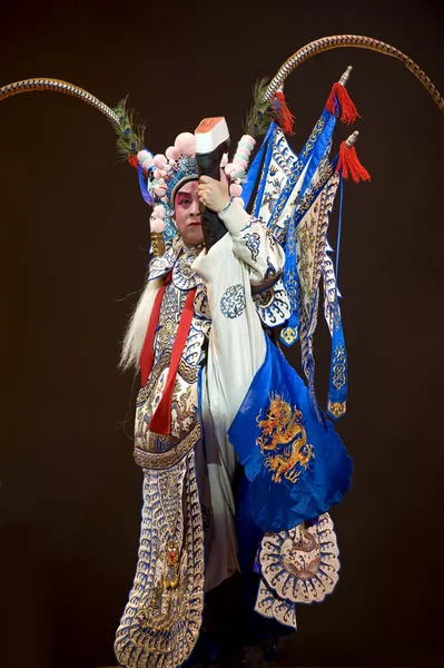 Acteur d'opéra traditionnel chinois avec costume théâtral — Photo