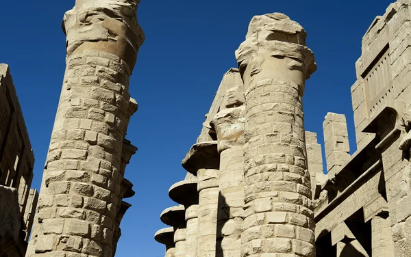 Grandes colonnes dans le temple Karnak à Louxor, Egypte — Photo