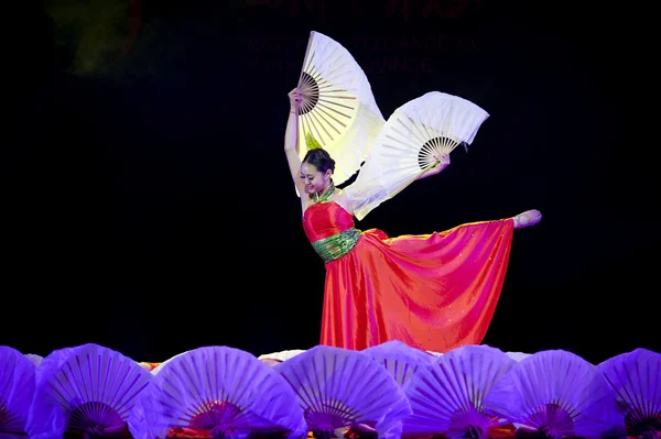 かなり中国国家ダンサー — ストック写真