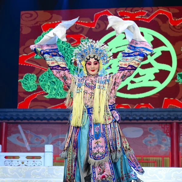 Actriz de ópera tradicional bastante china con traje teatral — Foto de Stock