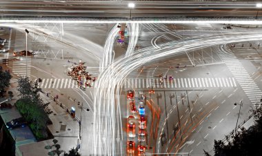 yüksek hızlı trafik ve üst geçit altında hafif bulanık rotalar