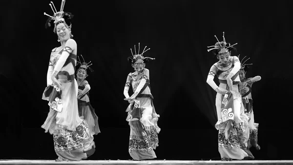 Chinese Yi ethnic dancers — Stock Photo, Image