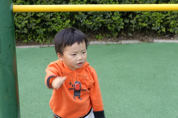 Baby giocare in un parco giochi per bambini — Foto Stock