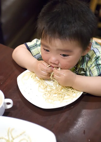 Comer bebê para pegar macarrão — Fotografia de Stock