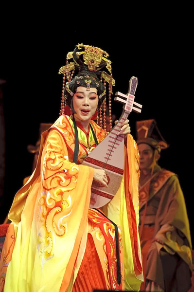 Pretty chinese traditional opera actress with theatrical costume — Stock Photo, Image