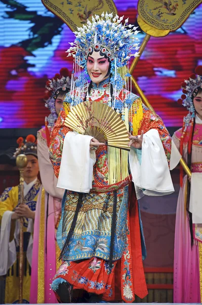 Pretty chinese traditional opera actress with theatrical costume — Stock Photo, Image