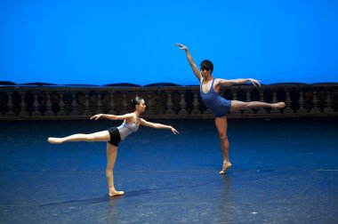 bale dansçıları sahnede performans sergiliyor