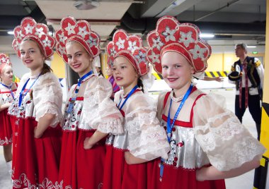 Rus halk dansçılarının turne gösterisi performansı