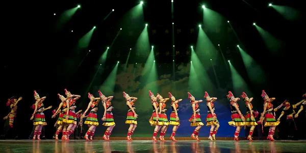 Dança étnica chinesa de nacionalidade Yi — Fotografia de Stock