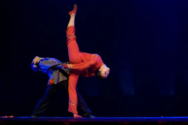 Bailarines chinos realizan en el escenario — Foto de Stock