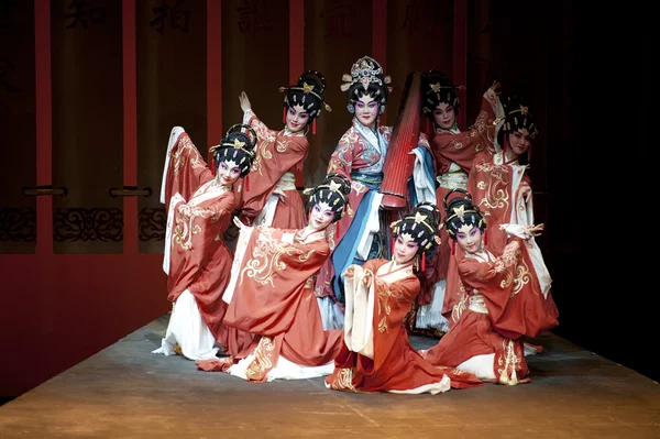 Pretty chinese traditional opera actress with theatrical costume — Stock Photo, Image